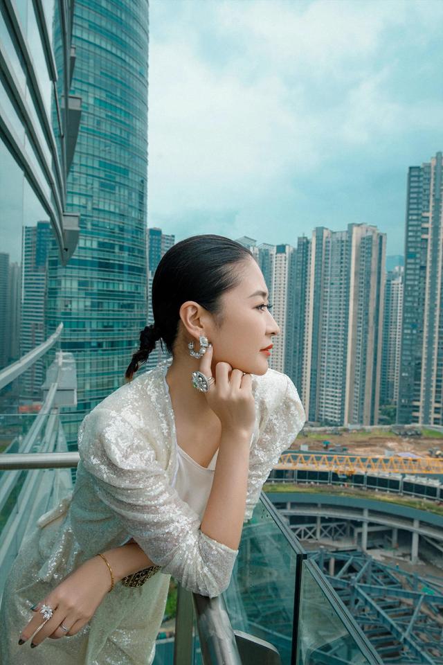 奔四奔五的女人,穿闪亮外套配阔腿裤更显气场,看梁静的高级造型