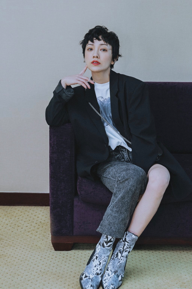 郭采洁的骨感身材真有优势,穿深v领吊带连衣裙,轻松穿出国际范