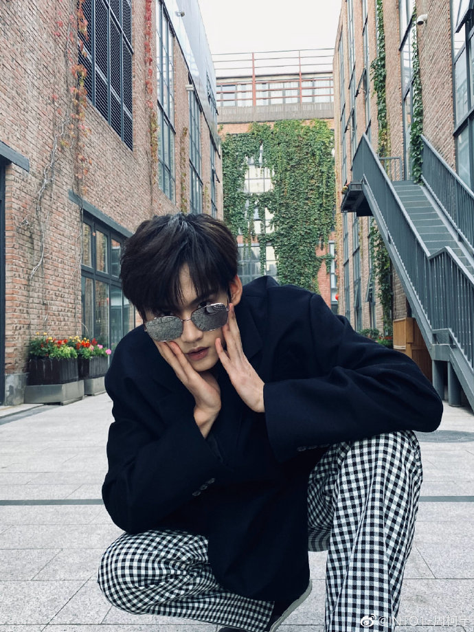 周柯宇 | 最新造型 黑色西装 格子休闲裤 长袖长裤穿起来……__财经