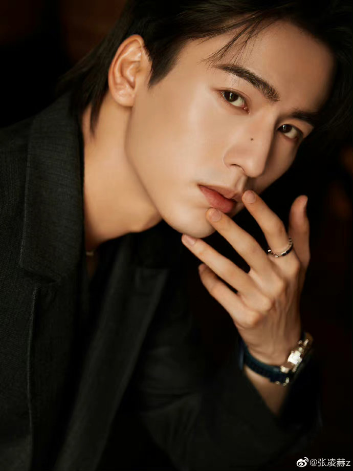 张凌赫今晚苍兰诀见面会的黑色西装造型