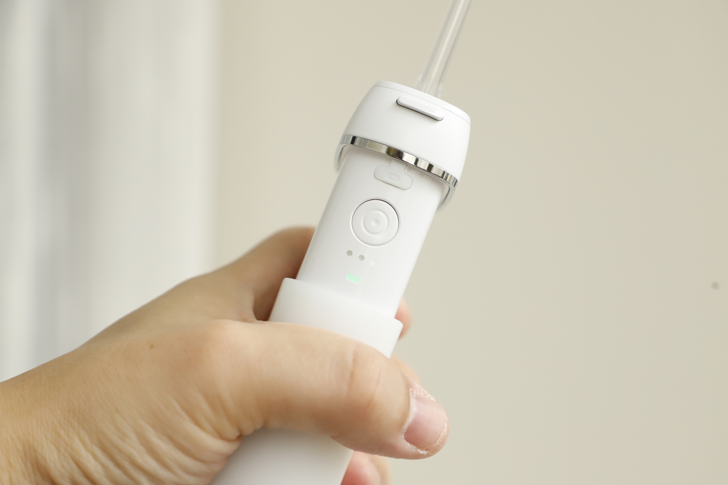 巴掌大小弹冲水流技术英普利mini便携式冲牙器测评