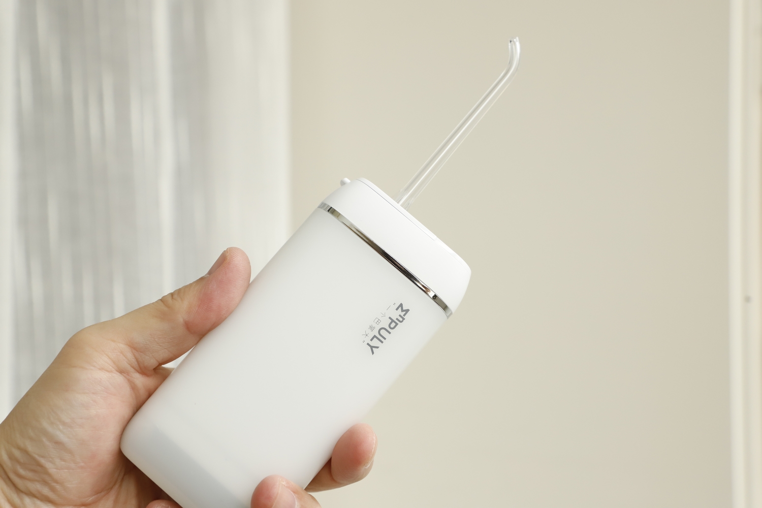 巴掌大小弹冲水流技术英普利mini便携式冲牙器测评