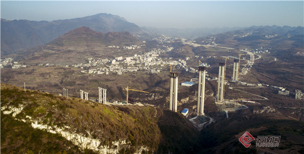 镇七高速公路云南段筒车河特大桥桥梁全长1458米.