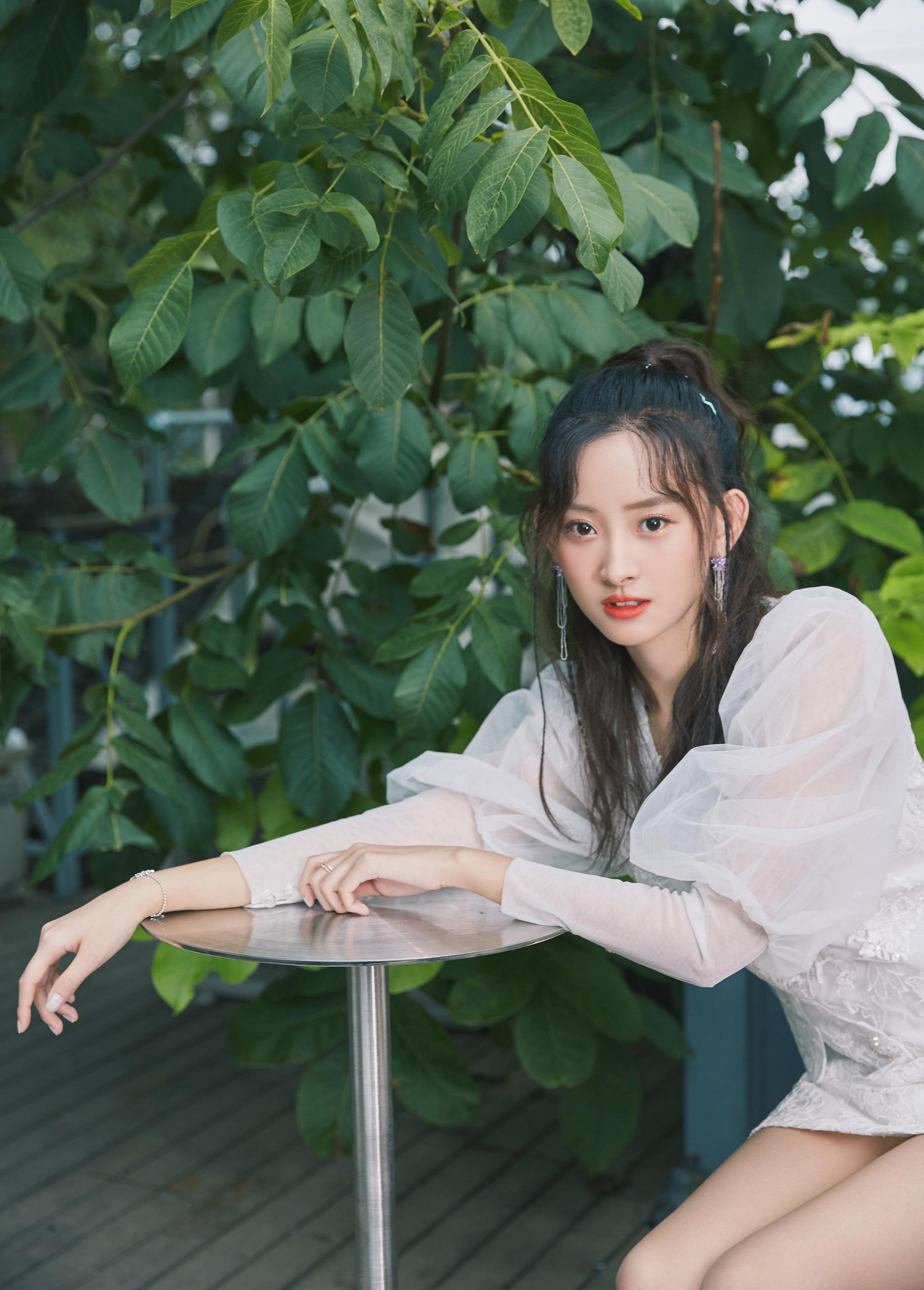 演员@代文雯文代 最新大片,身穿泡泡袖蕾丝连衣裙