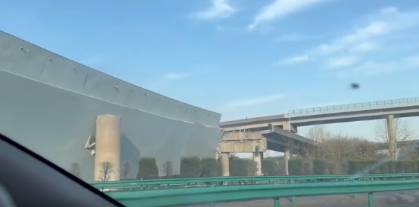 最新!湖北“高速公路桥面垮塌事故”:3辆货车侧翻,1辆小车被埋压,已救出7名被困者!休闲区蓝鸢梦想 - Www.slyday.coM 最新!湖北“高速公路桥面垮塌事故”:3辆货车侧翻,1辆小车被埋压,已救出7名被困者!休闲区蓝鸢梦想 - Www.slyday.coM