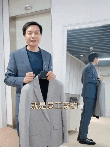 合影站c位,衣品碾压车圈大佬凭什么?|雷军|牛仔裤|大佬_新浪新闻