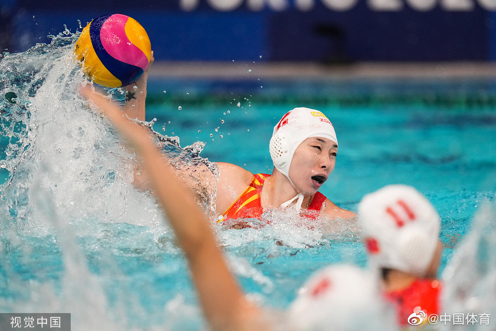 在女子水球预赛b组的一场比赛中,中国女子水球队迎战日本队