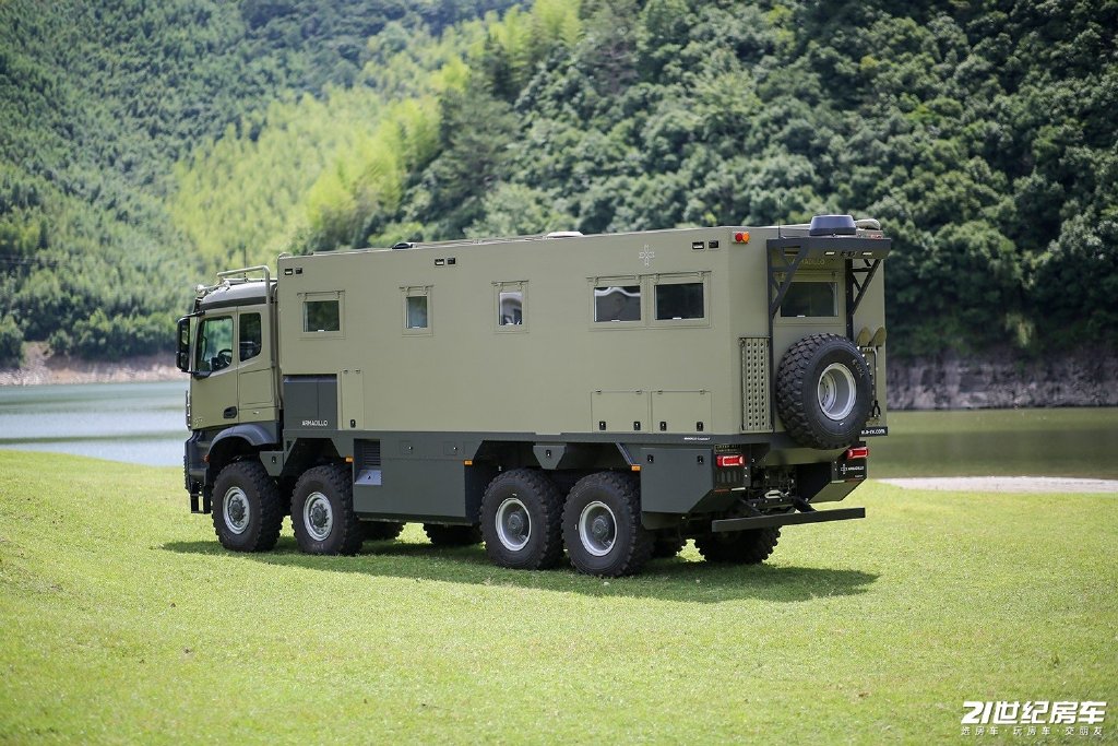 征服者t这款八驱越野房车的外形相比其他同类型产品来说,基本保持着