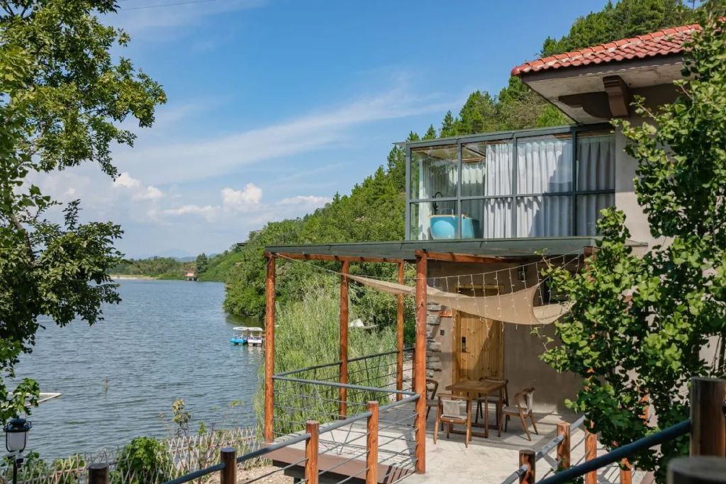 民宿的设计是,与青山绿水却碰撞出不一样的韵味,非常搭.