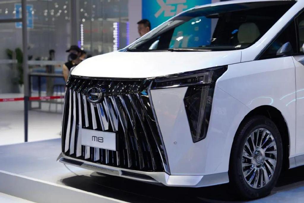 混动7座头等舱霸气外观广汽传祺全新m8亮相成都车展