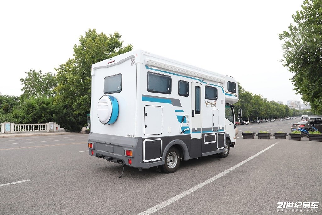 告别候鸟式生活,银燕700p"远征号"房车-新浪汽车