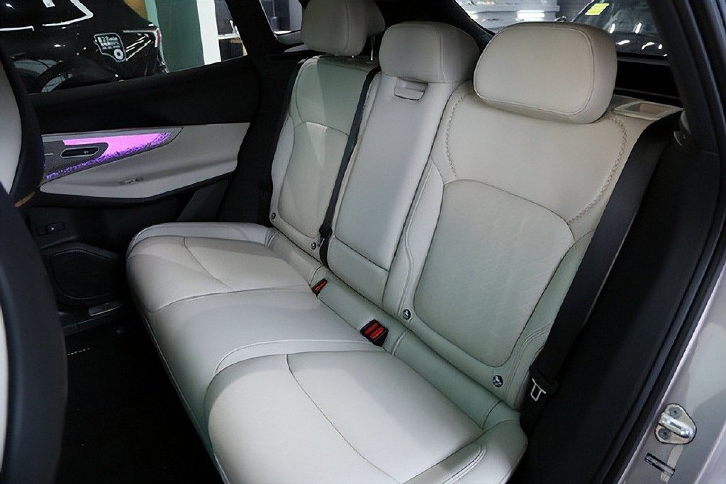 领克08的座椅采用了高品质的nappa皮革材料,提供了极佳的坐感.