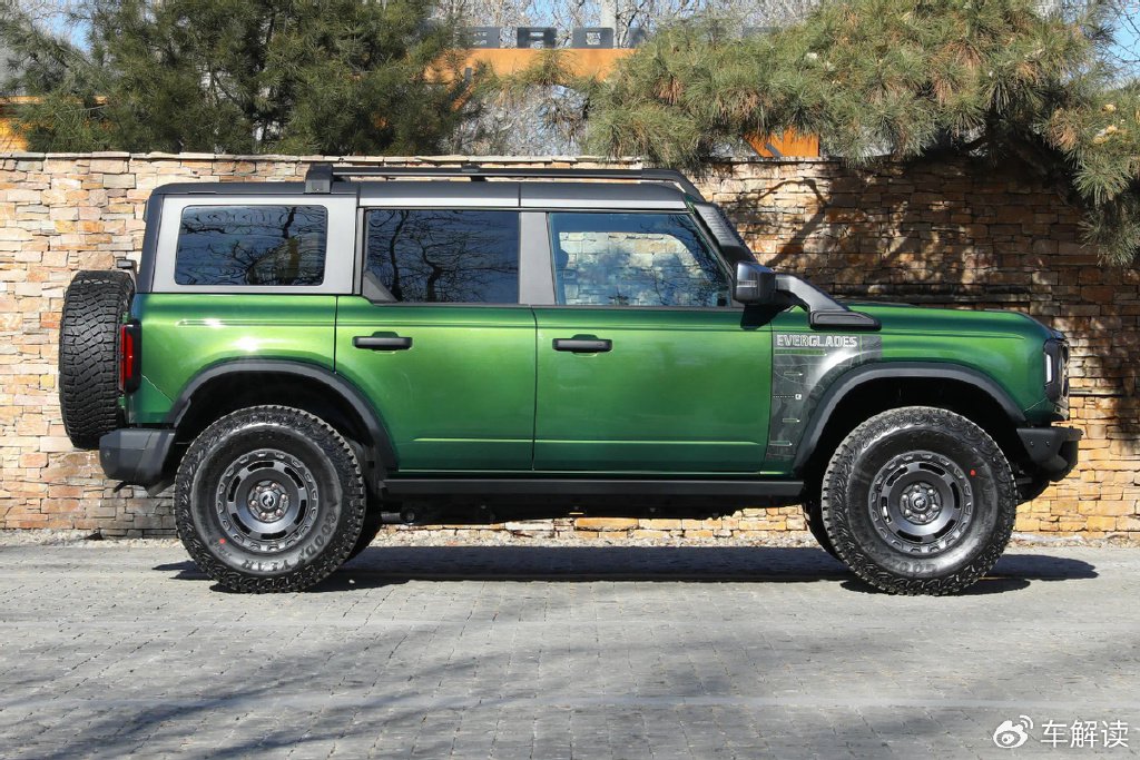 普拉多不香了?这suv标配2.3t 10at,还带坦克掉头,不到30万起