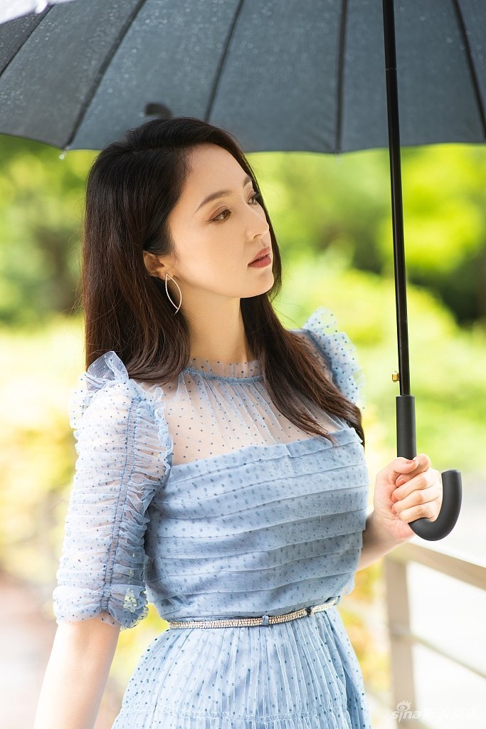 董璇唯美写真穿蓝色波点纱裙气质卓然