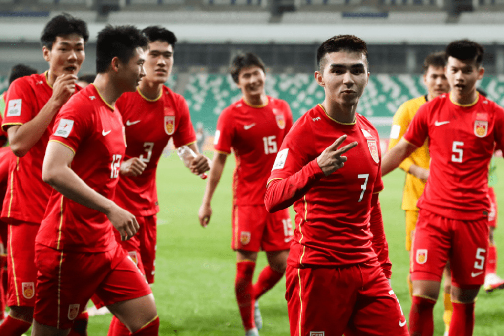 角球开出之后,日本队球员在对抗中送出了一个乌龙球