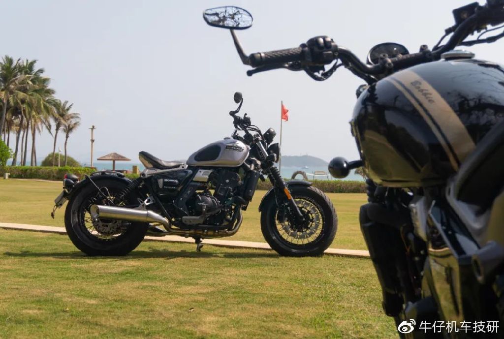 这款bobbie 450s第一眼给人的感觉就是bobber的类型,水滴形油箱,圆形