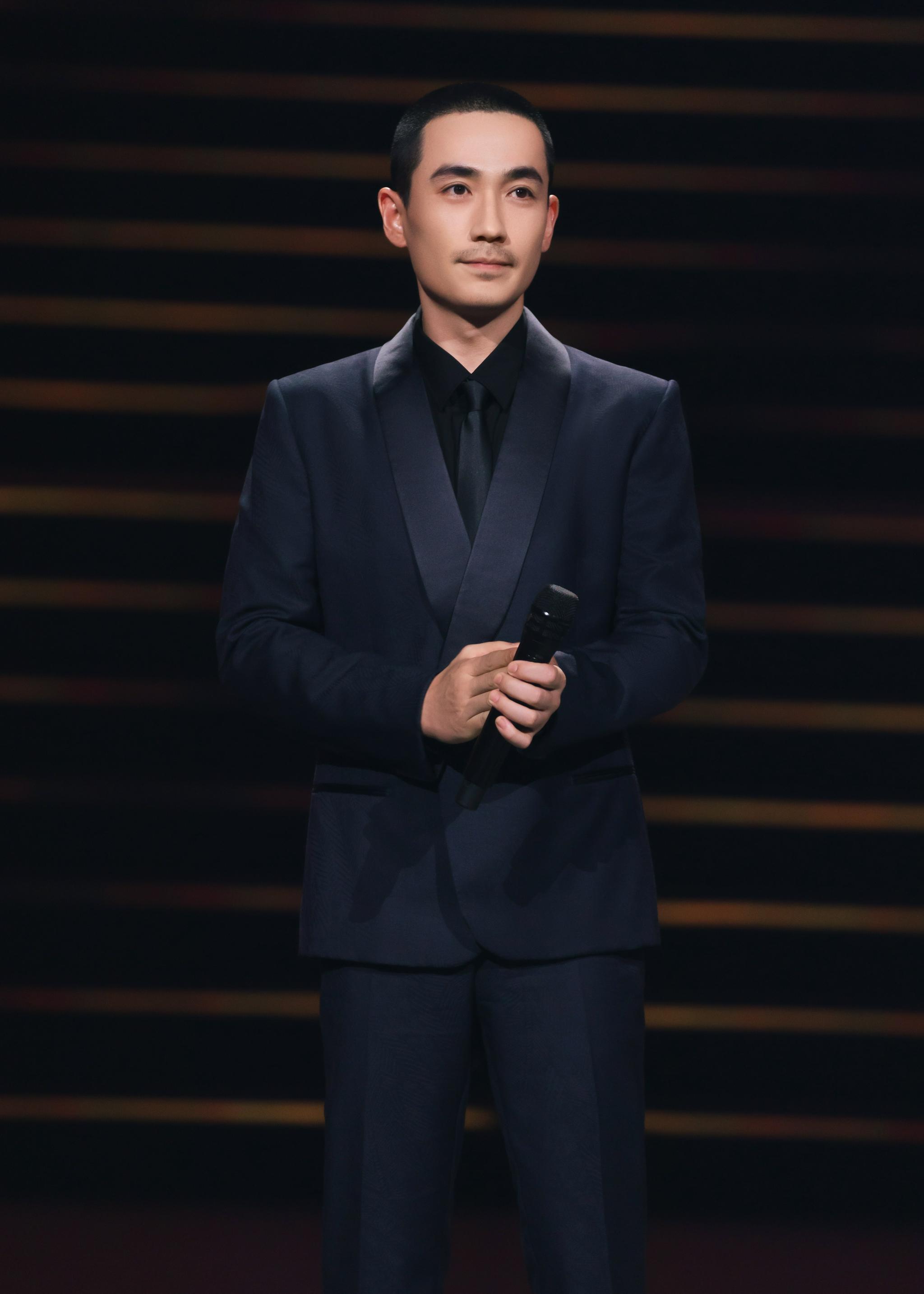 西装寸头龙气场十足,好正!今晚湖北卫视不见不散@朱一龙  0