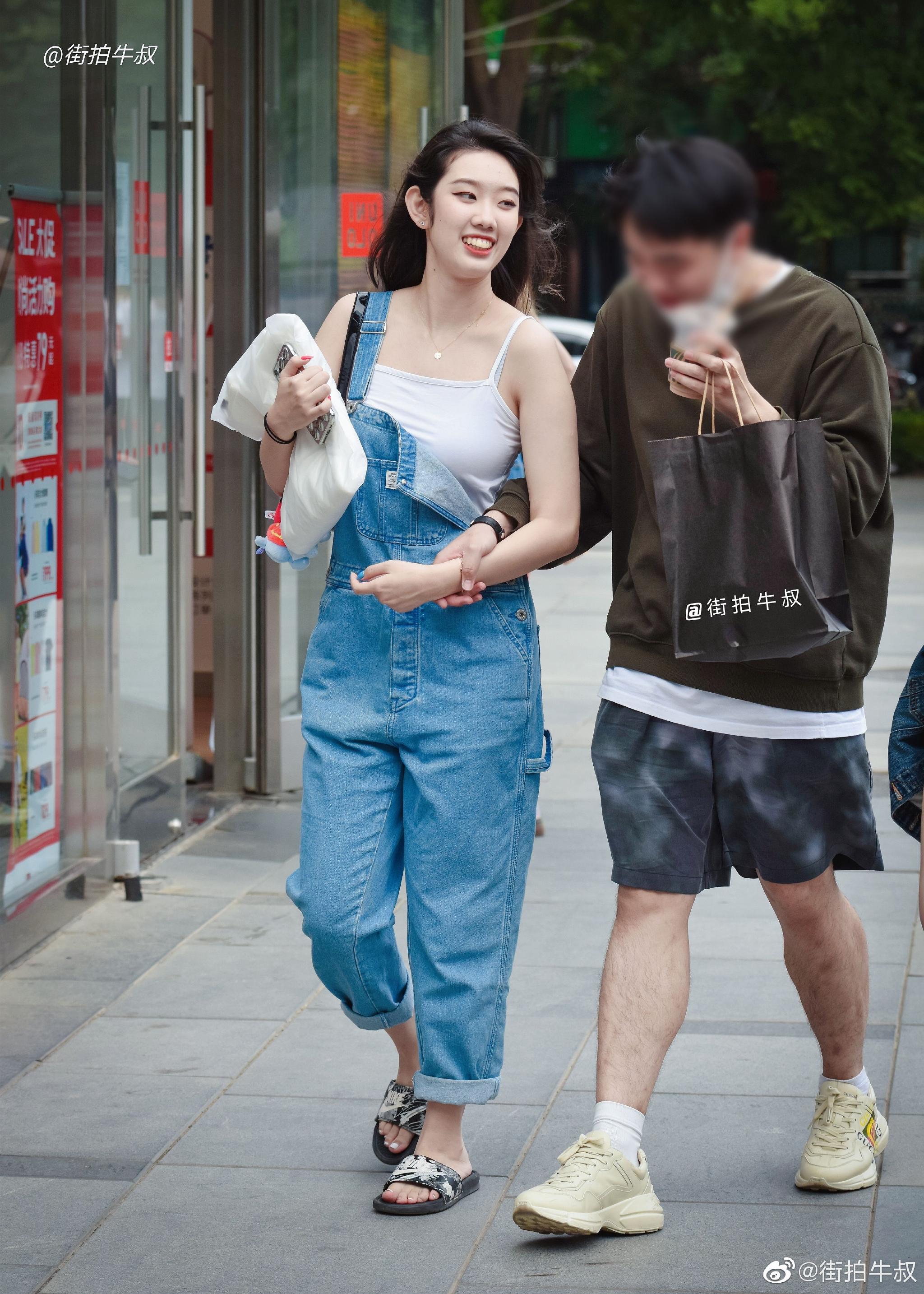 背带裤"葫芦岛火车站小胡同"街拍图文-大全
