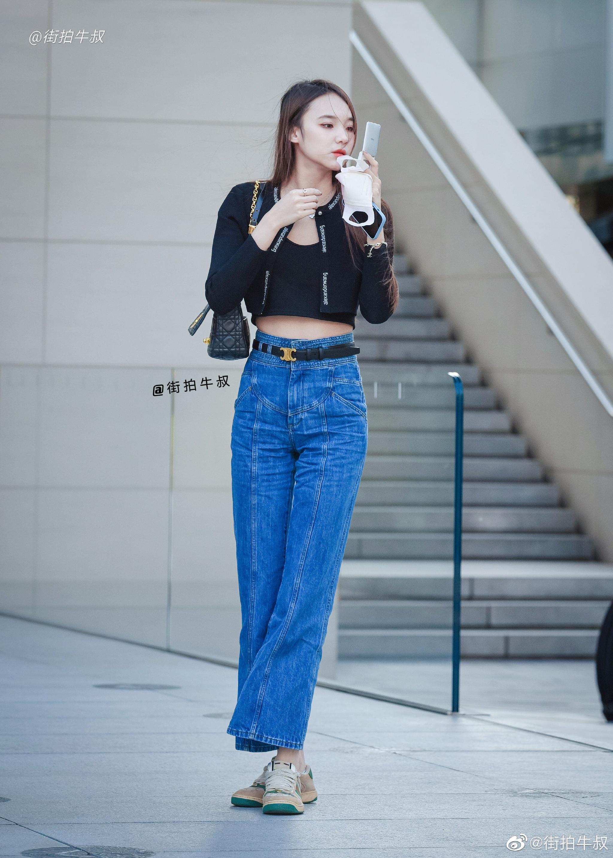 美少女穿着漂亮的高腰喇叭裤出街