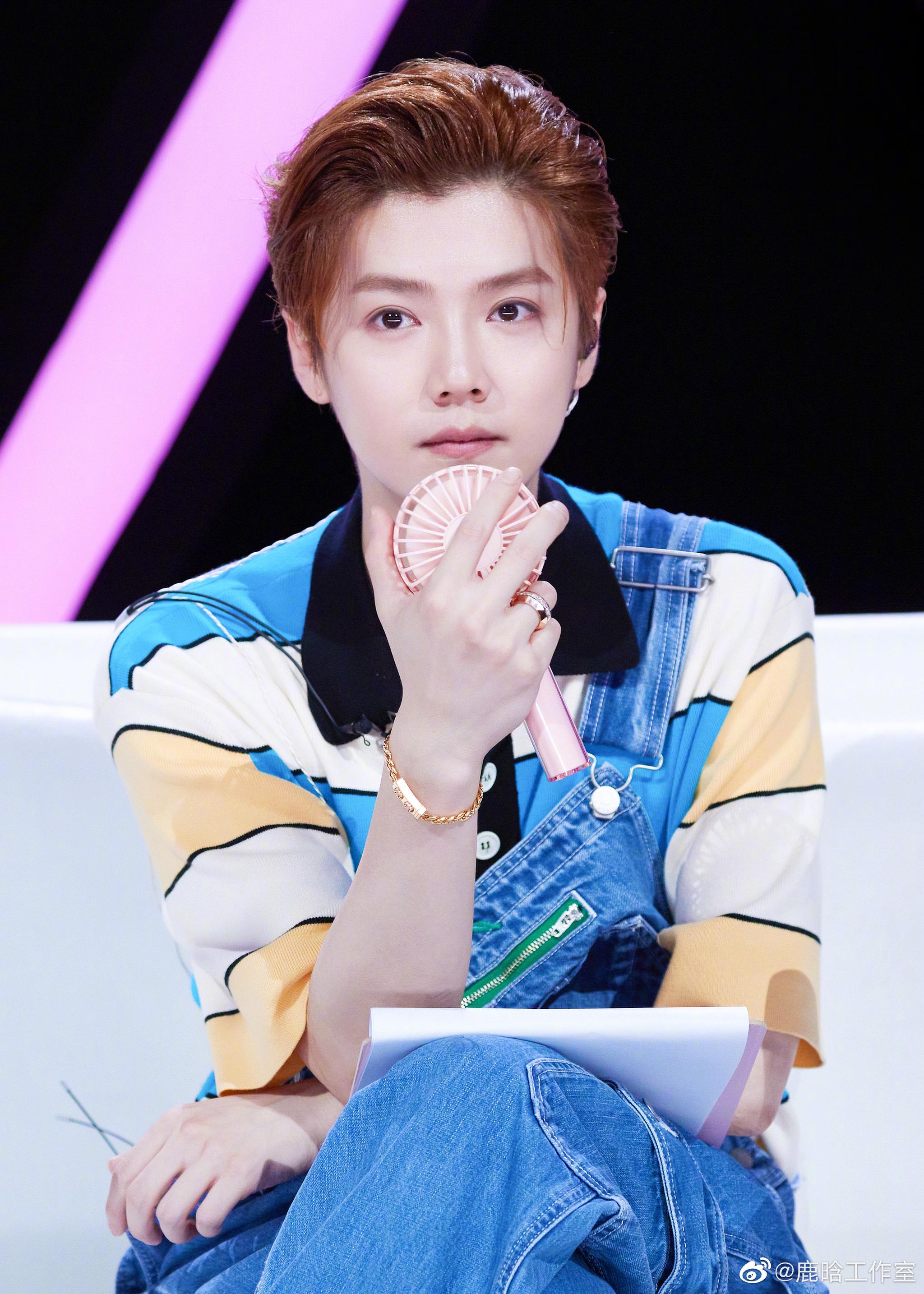 鹿晗今晚创造营造型look,背带裤小鹿少年感满满.三公即将开启