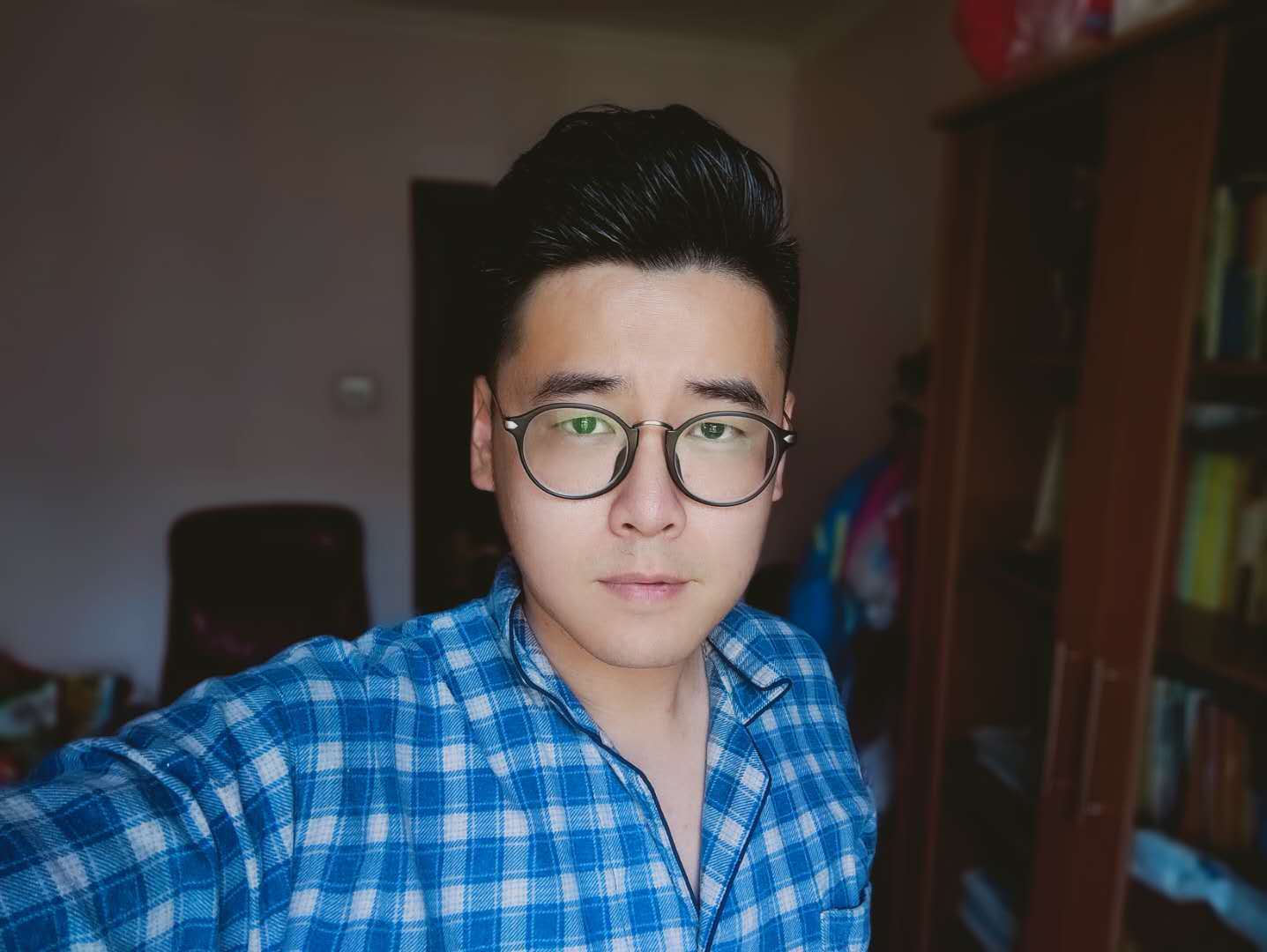 你只需要把自己的自拍照,上传上去,就可以自动生成一张非常卡通的2d