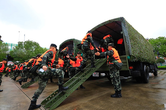 上海武警:严阵以待迎战台风"烟花"