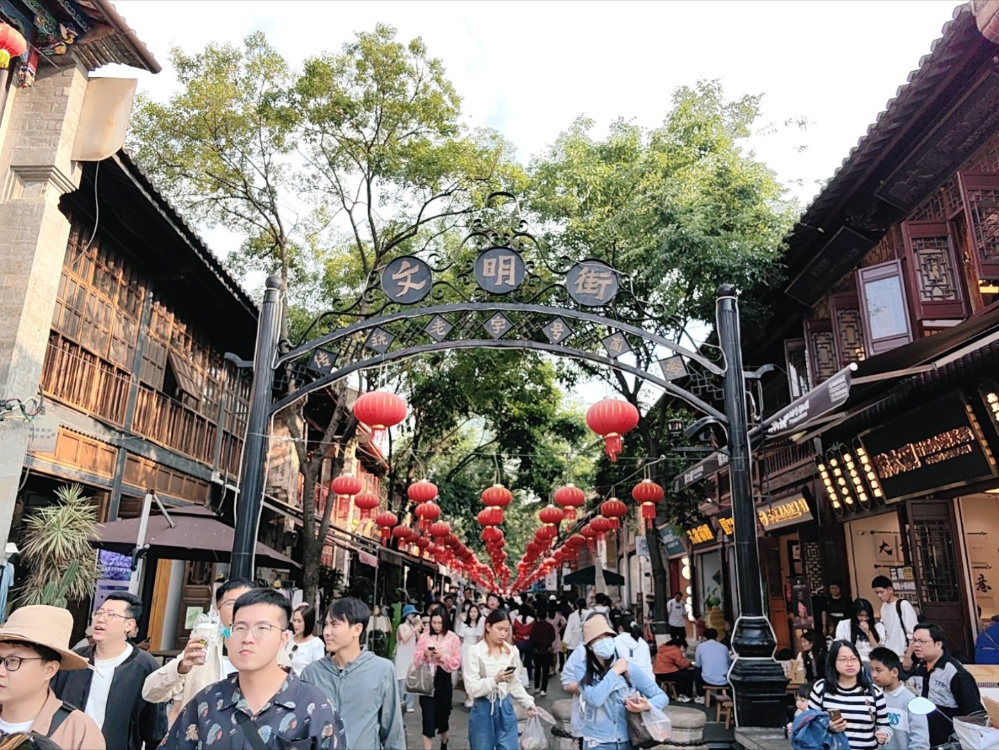 我是在昆明逛老街，到处是游人__财经头条
