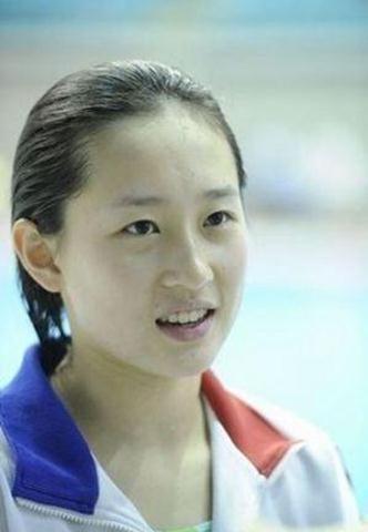 苏薇出生在上海,6岁学习跳水,高中参加全运会获得前10,之后退役转到