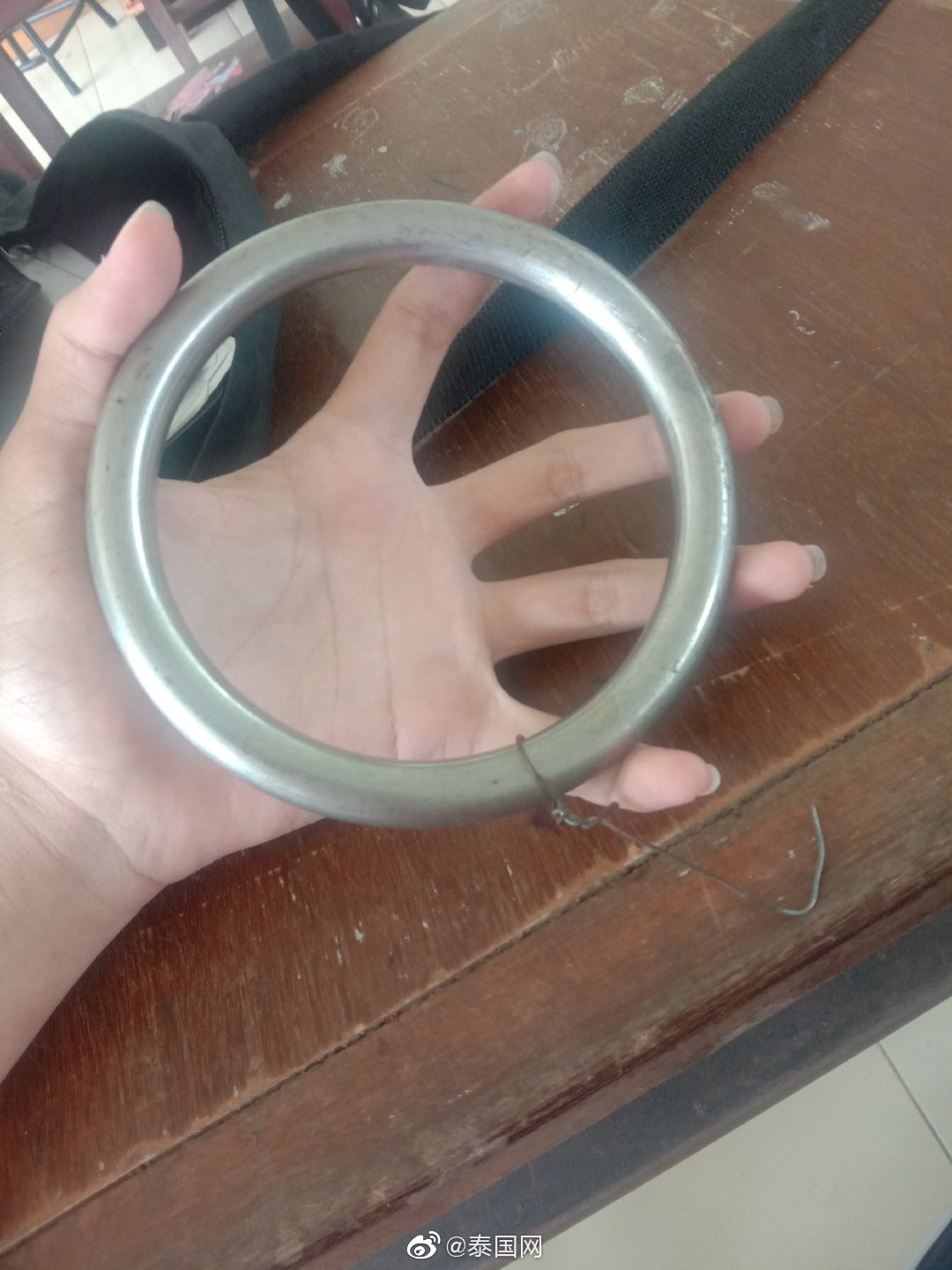 泰国男学生被老师体罚戴超大铁环!