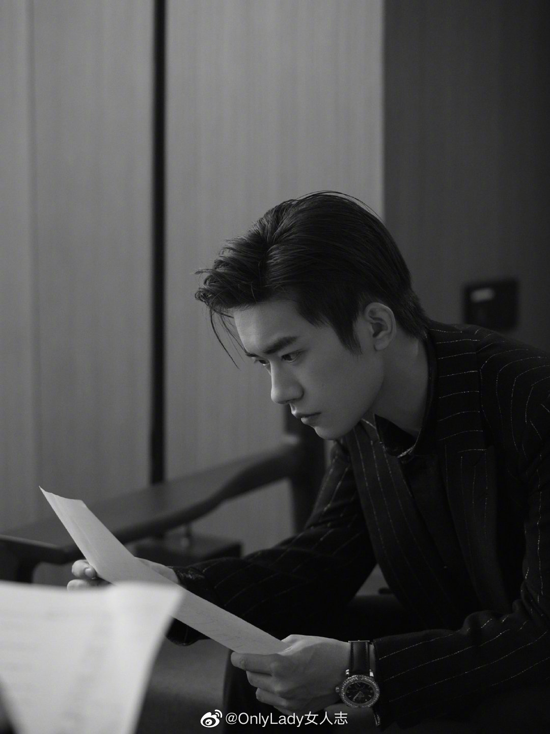易烊千玺工作室晒黑白大片,尽显优秀侧脸轮廓,五官精致立体