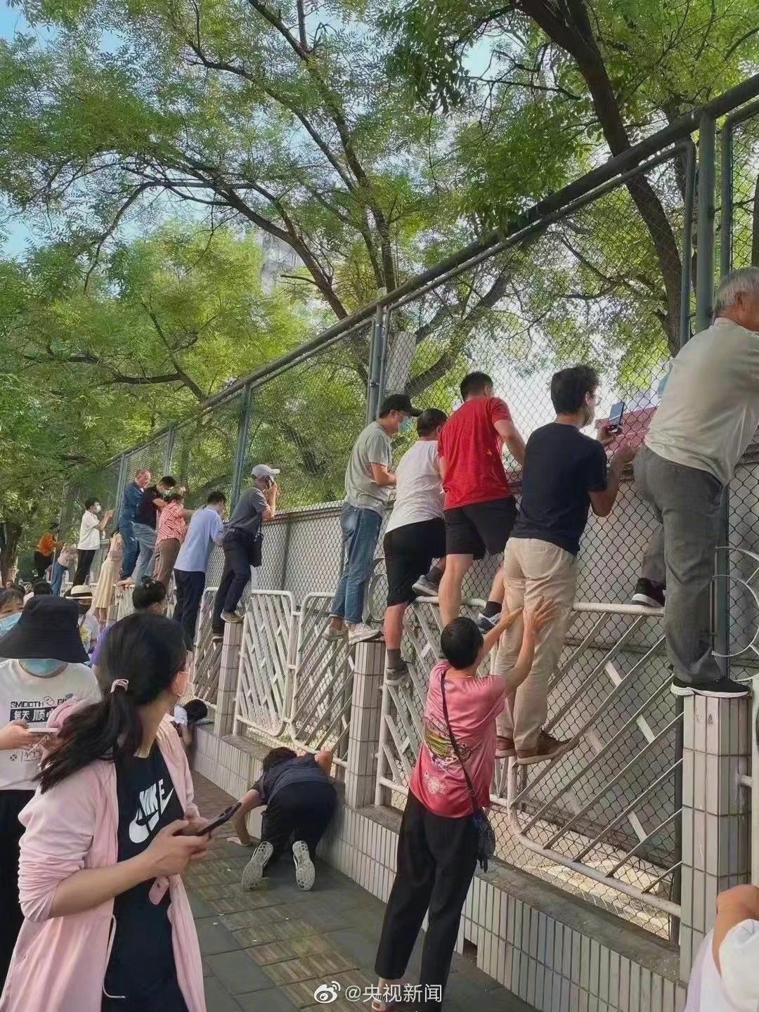 今天的校园围墙上，怎么“长”满了家长？休闲区蓝鸢梦想 - Www.slyday.coM