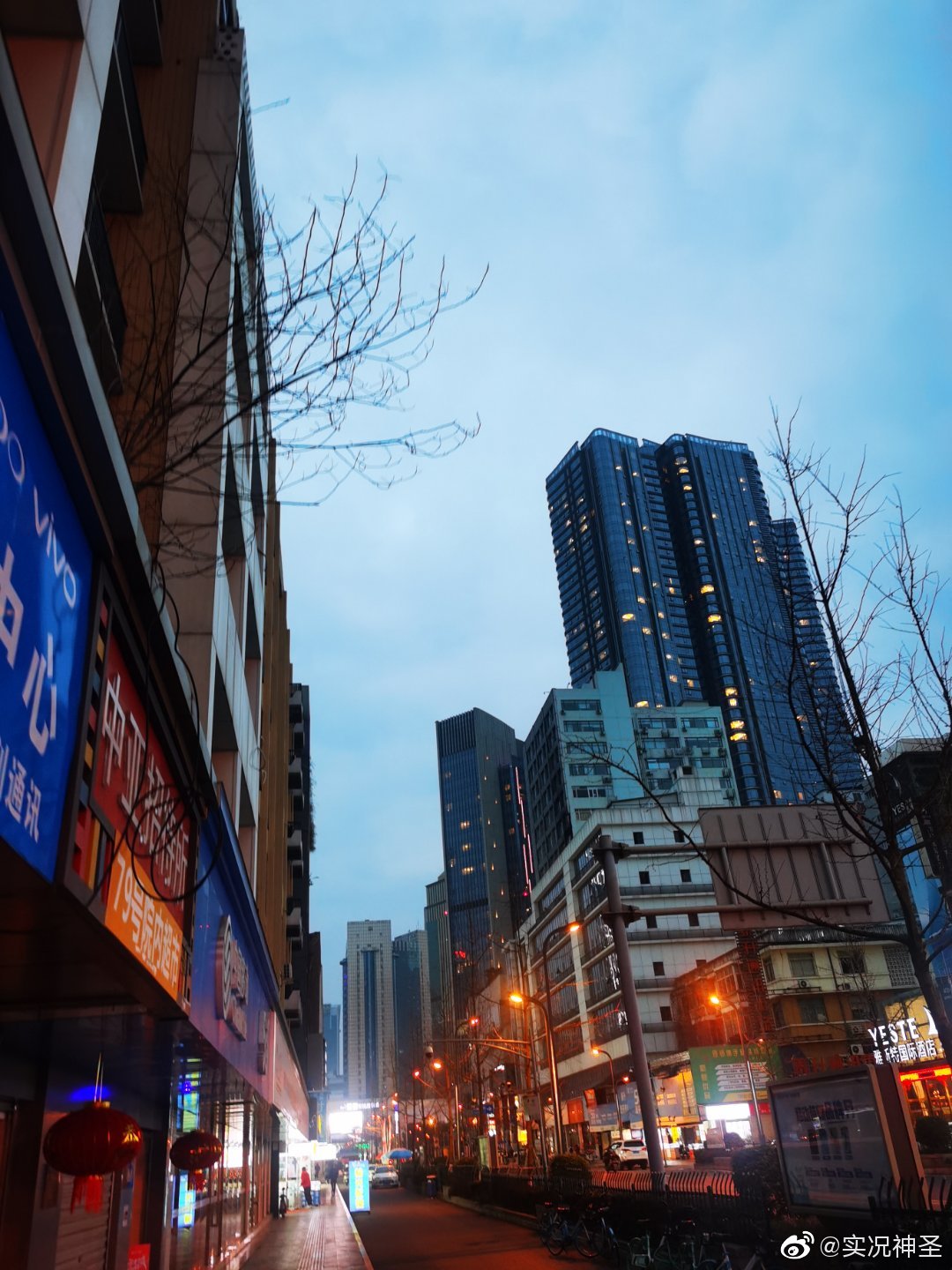 现在傍晚太升南路附近大红灯笼高高挂|大红灯笼高高挂|街景|成都_新浪