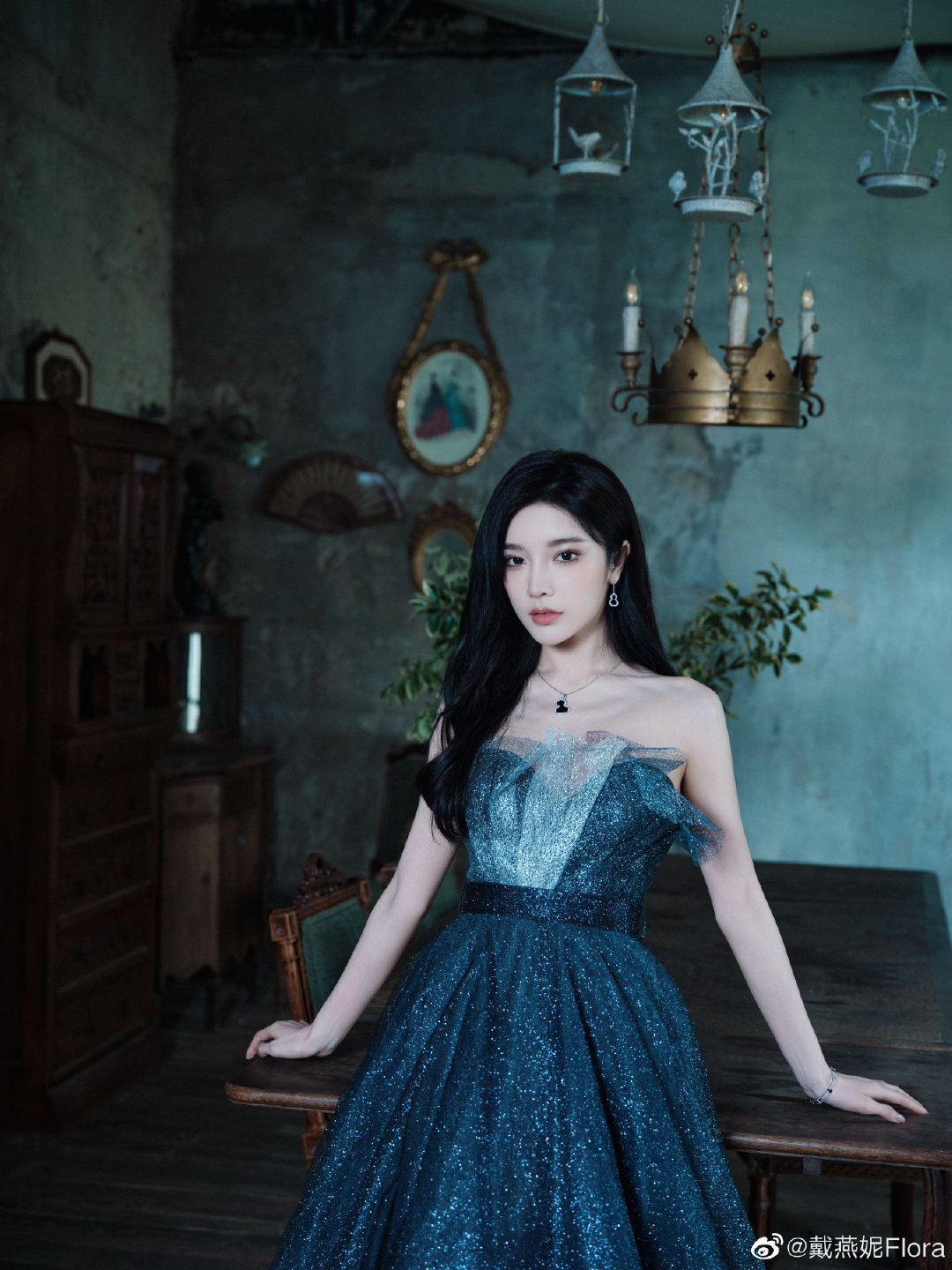 戴燕妮身穿星河抹胸裙亮相今晚的《费加罗风尚盛典》……_高清图集