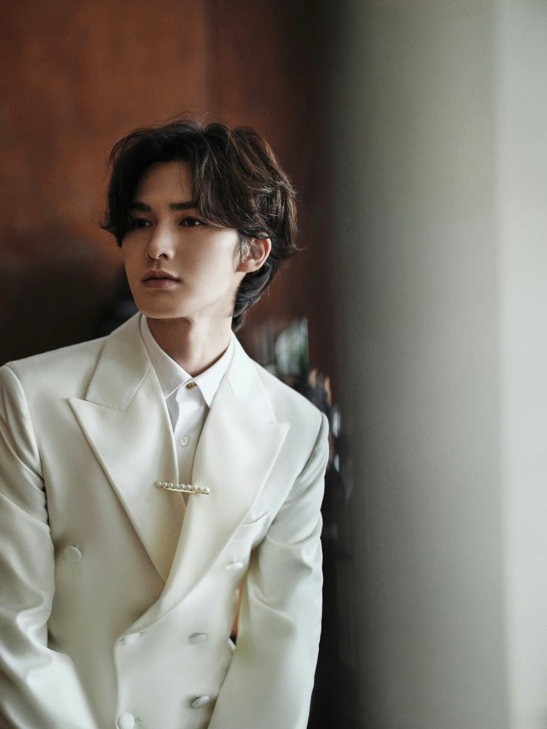 朱正廷活动造型大片 纯白西装优雅帅气,珍珠配饰精致贵气……__财经