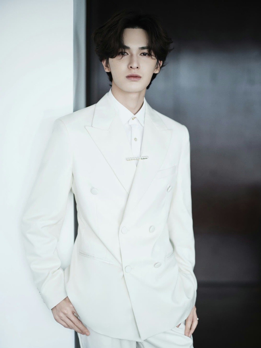 朱正廷活动造型大片 纯白西装优雅帅气,珍珠配饰精致贵气……__财经