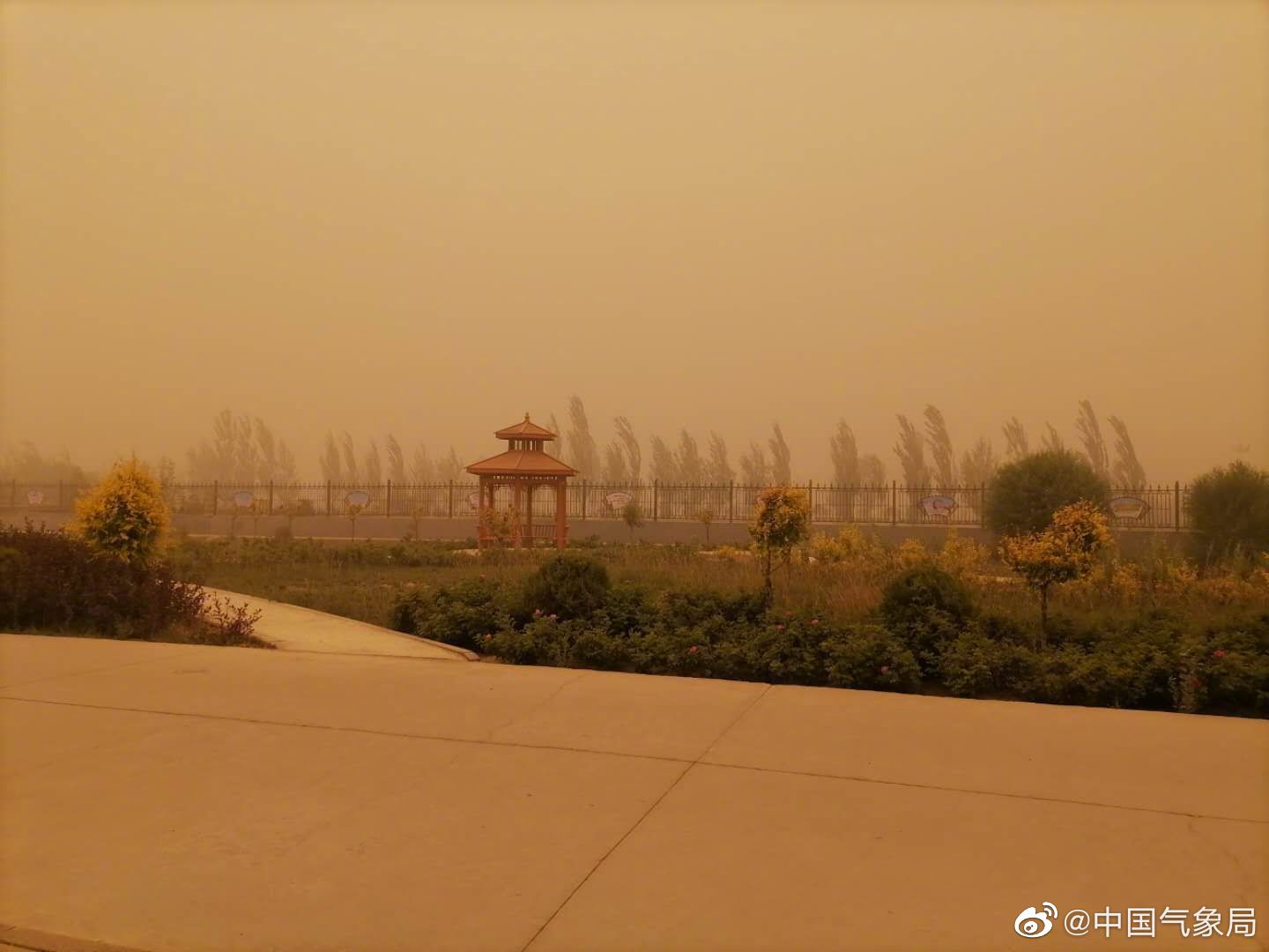 今天下午敦煌出现大风沙尘暴天气