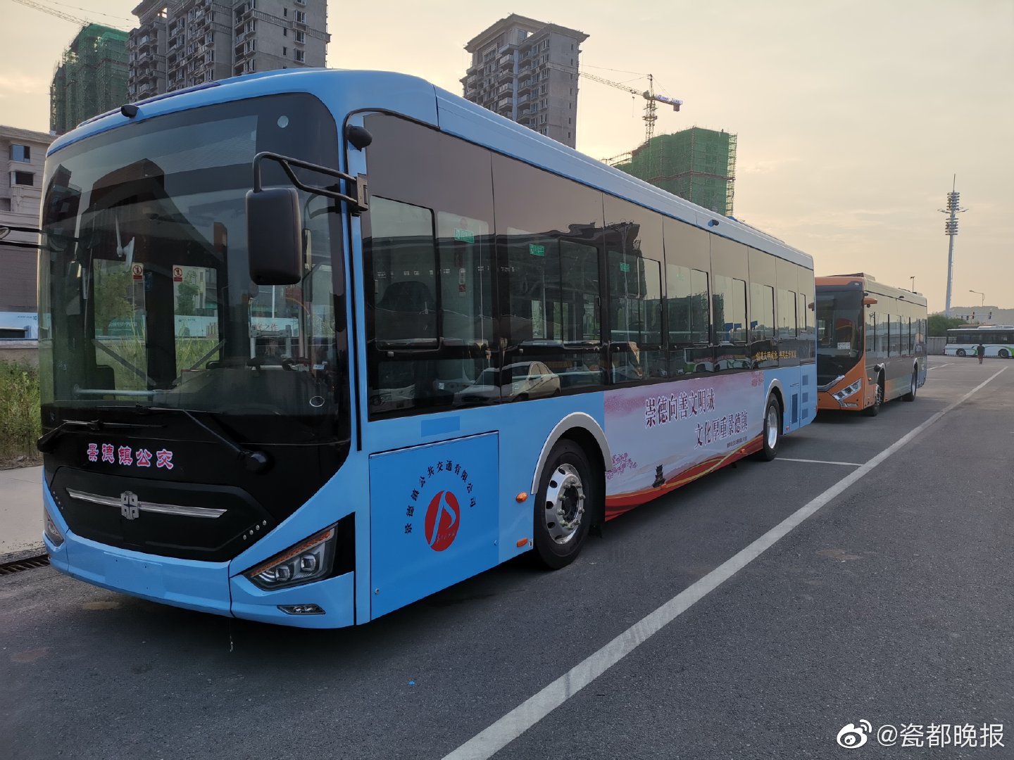 市交通运输局统筹协调,近日两辆无障碍公交车已运抵景德镇公交停车场
