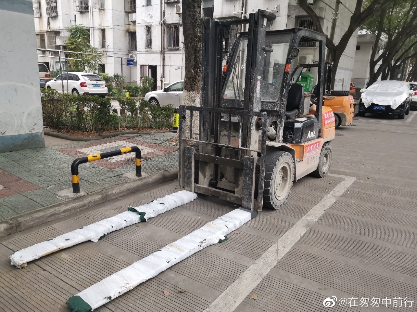 的情况下,施工队打着交警队的名义以路边车位施工为由,强行用叉车挪车