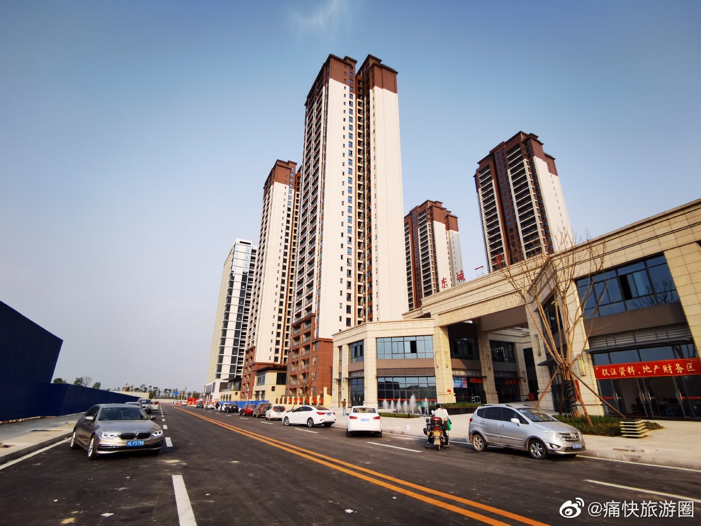 行走在自贡东北部新城的燎北路