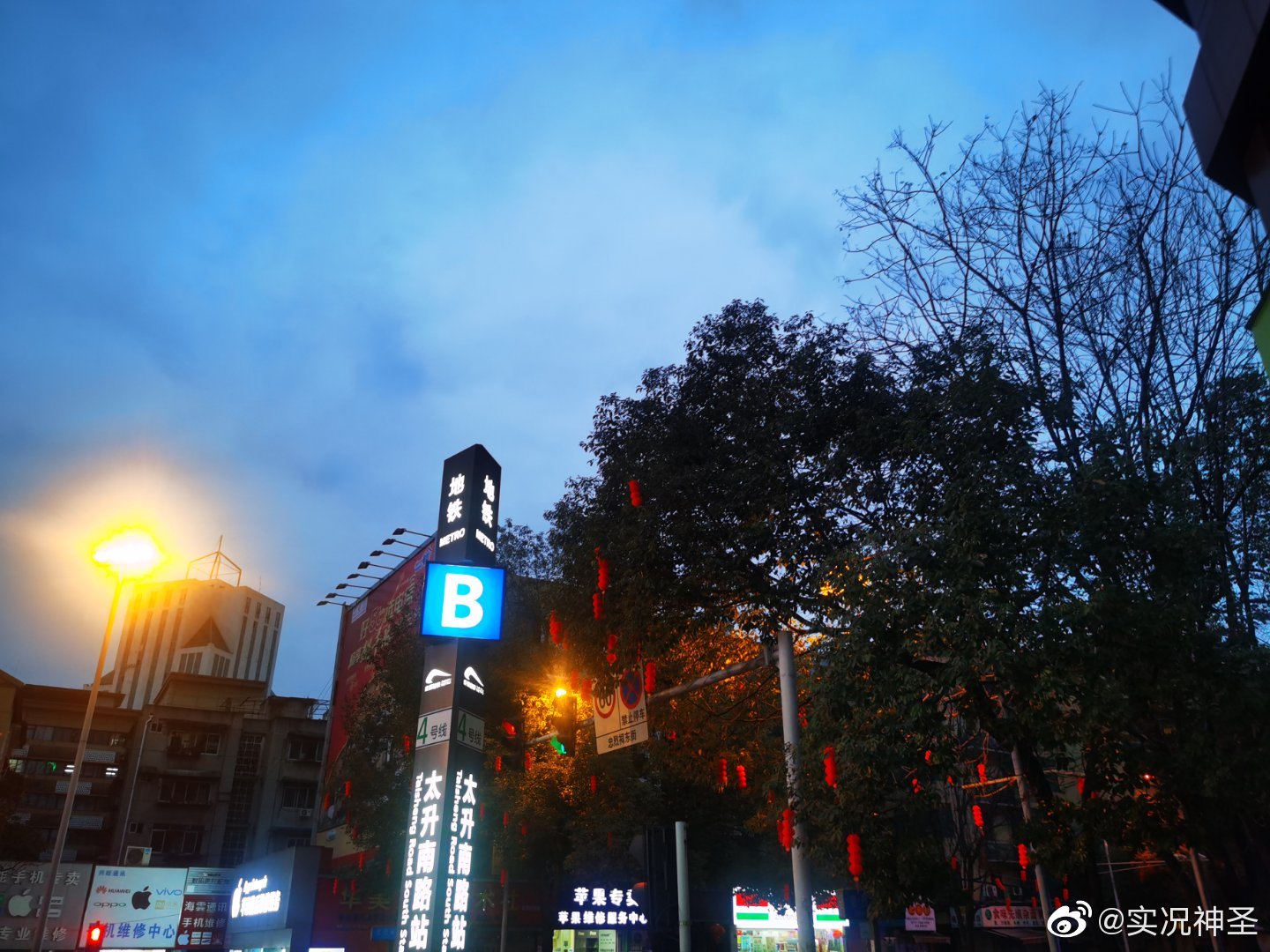 分享成都的街景,现在傍晚太升南路附近大红灯笼高高挂|大红灯笼高高挂