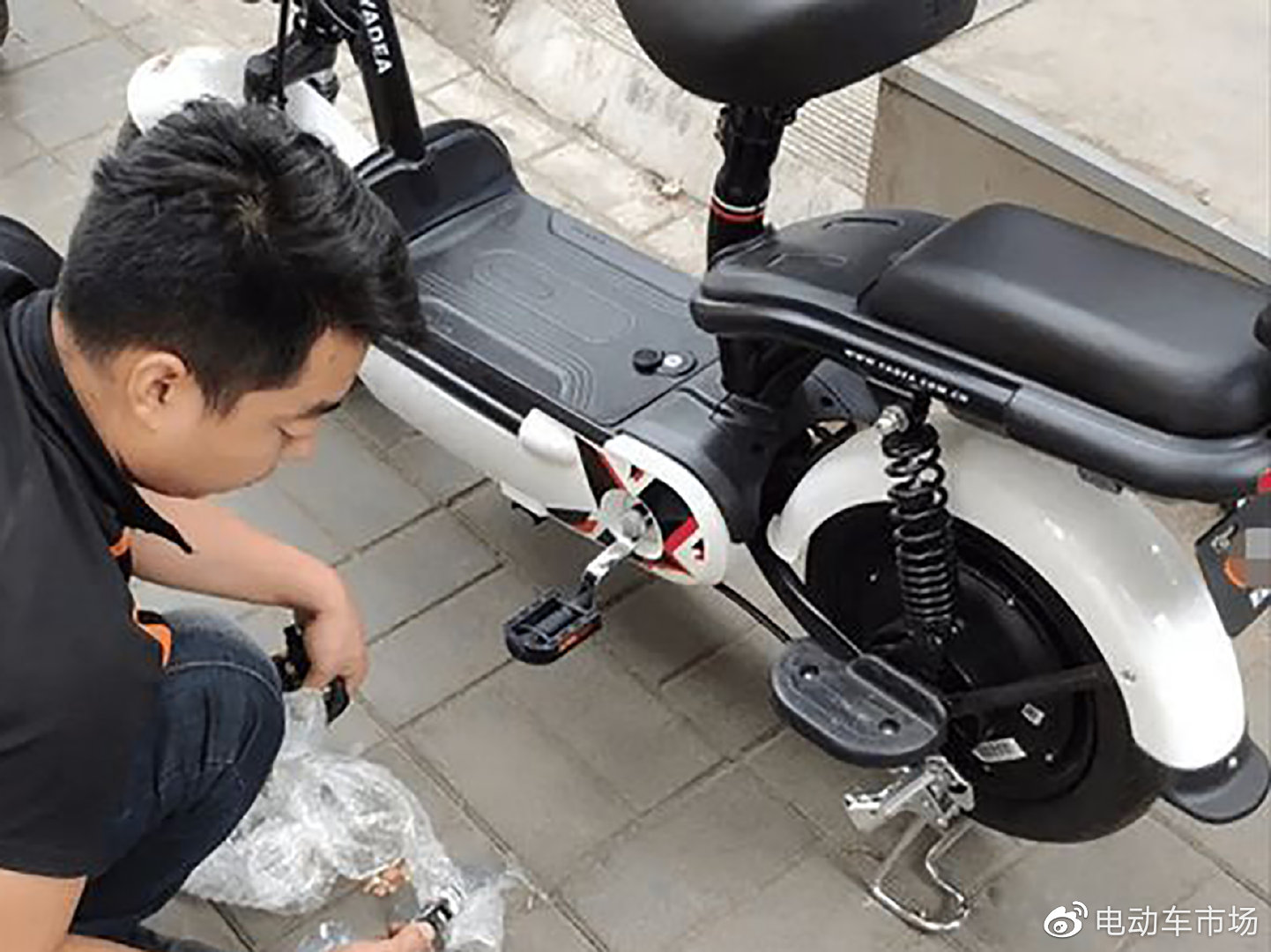 新国标电动车脚蹬真的有用吗?车主:脚蹬是个笑话,上完牌就拆掉