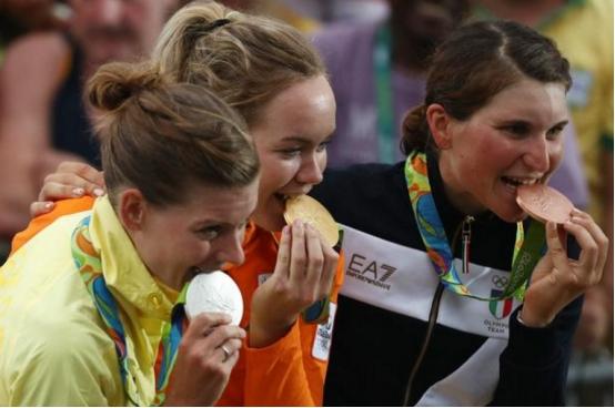 同样是奥运会,东京奥运的奖牌来自电子“垃圾”,北京简直大手笔休闲区蓝鸢梦想 - Www.slyday.coM 同样是奥运会,东京奥运的奖牌来自电子“垃圾”,北京简直大手笔休闲区蓝鸢梦想 - Www.slyday.coM