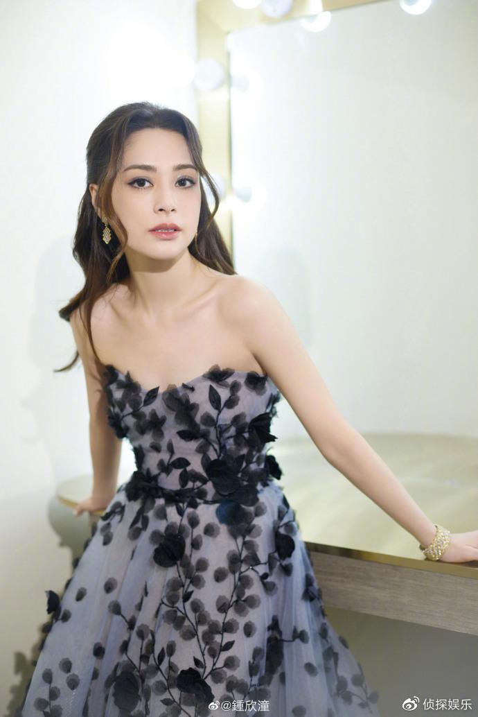 42岁阿娇近照曝光,穿吊带衫小秀性感,瘦身成功后更惊艳了|阿娇_新浪