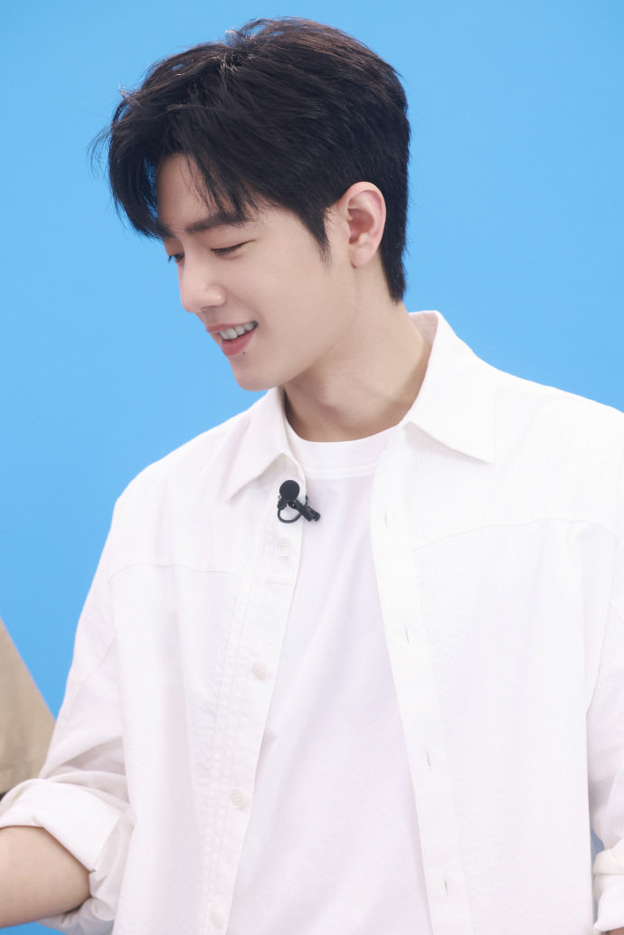 肖战今日白衬衫造型侧颜随拍好帅气呀