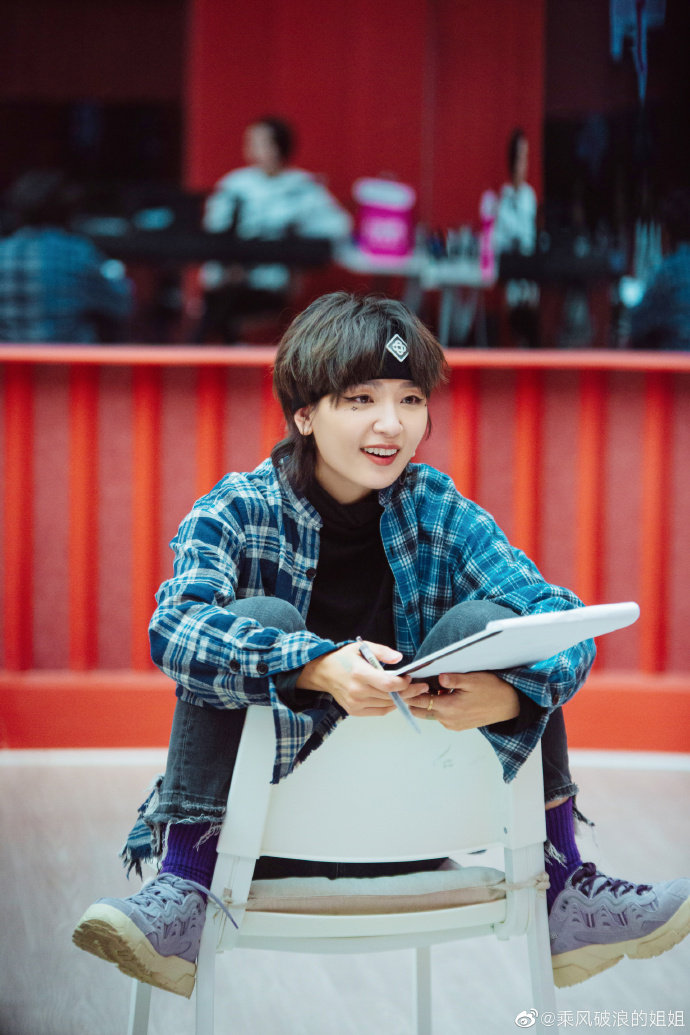 周笔畅黑色发带搭格纹衬衣青春热血 笑容依然温柔可掬_高清图集_新浪