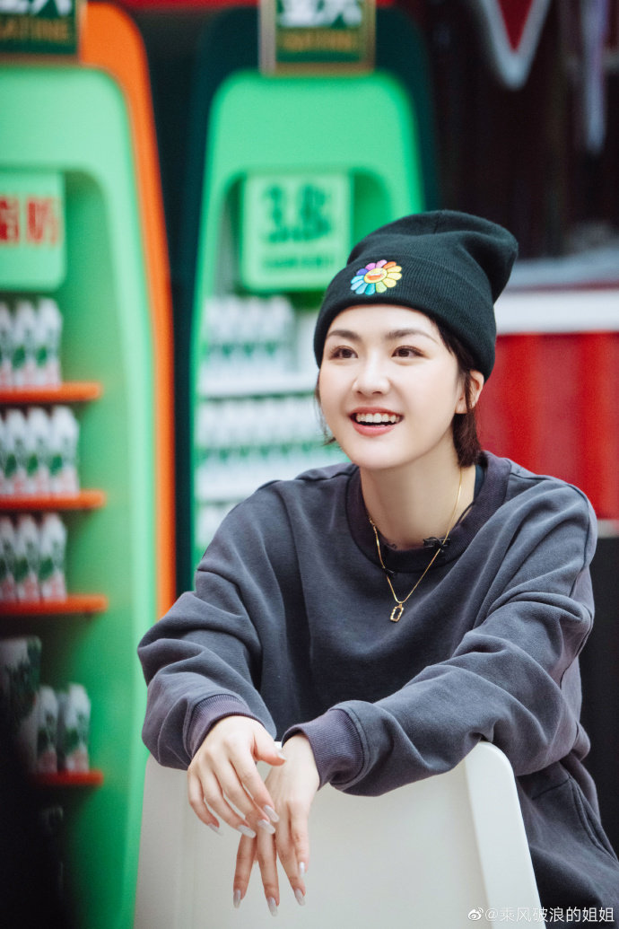 《姐姐》陈梓童可盐可甜 戴太阳花毛线帽青春可爱