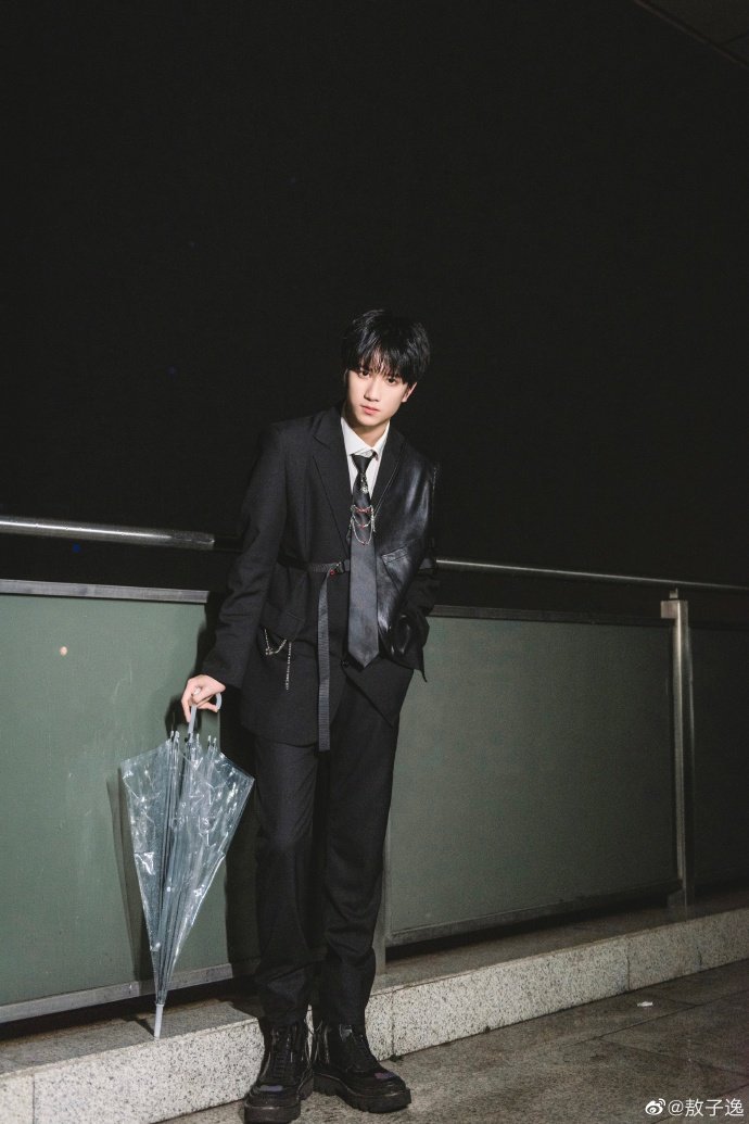 敖子逸听说很好吃造型写真黑西装撑伞大片