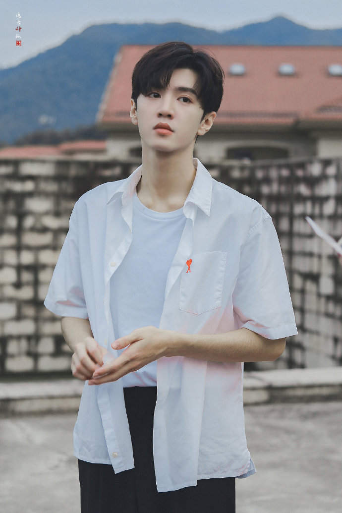 陈哲远白衬衫饭拍 白衬衫黑色休闲裤,简约又青春 陈哲远学长好帅_高清