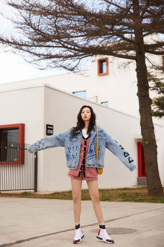 周雨彤酷美活力写真