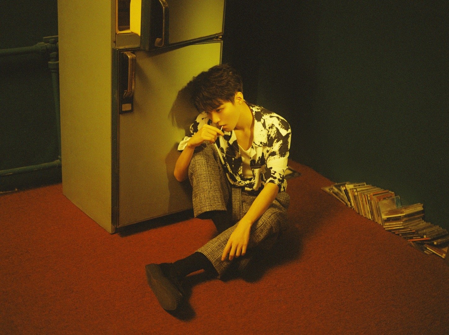 王俊凯最新写真大片 格纹西装花衬衫,叼着棒棒糖桀骜不羁的小凯__财经